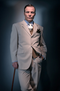 复古 1920年商务时尚男人穿着一身白色的条纹的西装，t