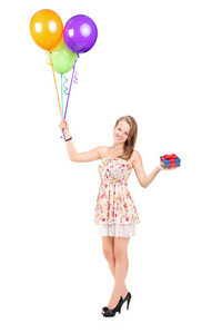 女人抱着本和气球