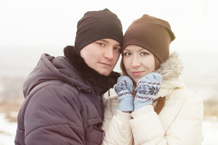 冬天在户外的快乐年轻夫妇