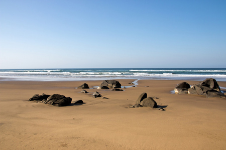 岩石突出从在退潮的沙滩