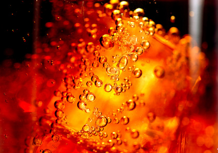 可乐加冰和玻璃中的气泡