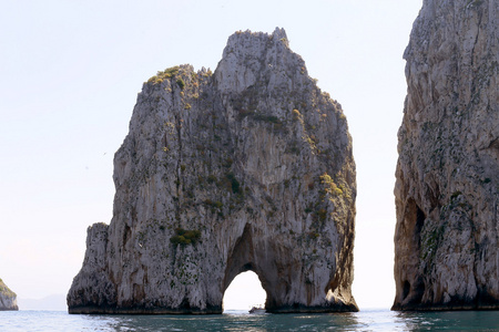 意大利卡普里岛沿岸美丽的自然地标