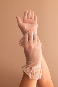女性手造型复古看到通过手套