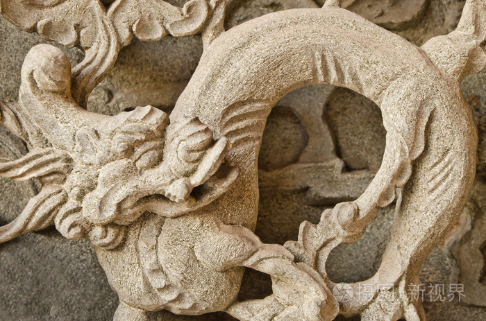 古龙雕刻在寺庙里
