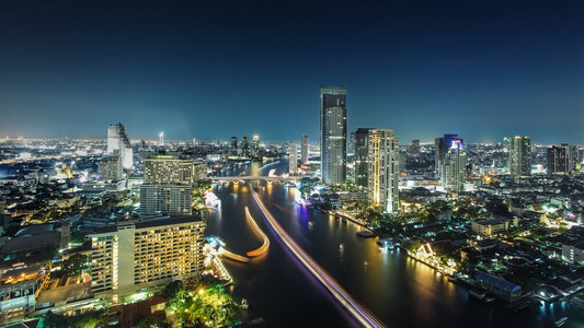 曼谷，夜晚的河流之城泰国恰弗拉亚河
