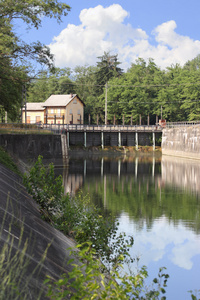 在 villoresi 沟坝