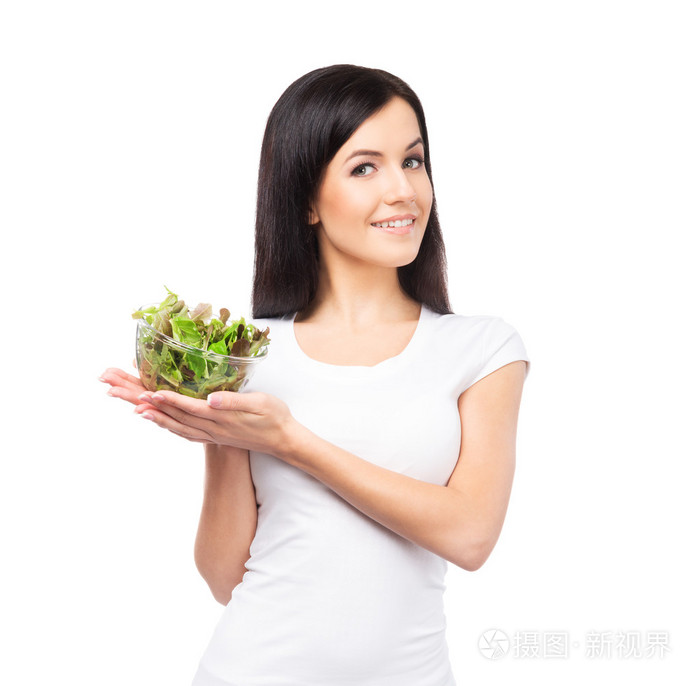 十几岁的女孩端着碗沙拉