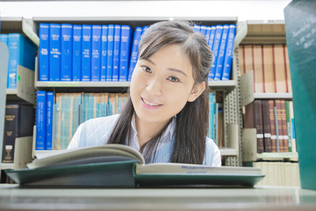 亚洲学生阅读书中大学图书馆