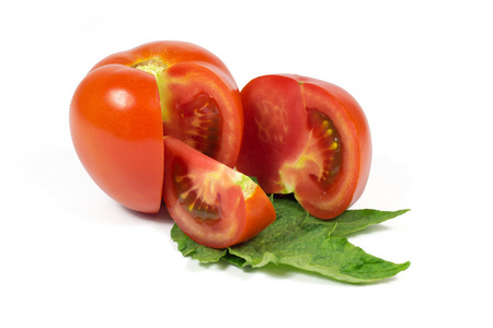 在绿叶上白色隔离片新鲜的红番茄