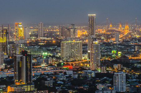 曼谷市花葶在夜间的全景视图