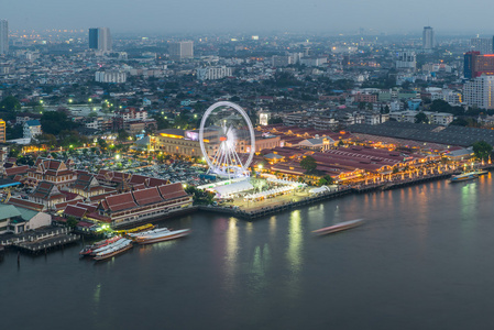 曼谷市夜间的摩天轮