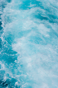 在蓝色清澈的海水中醒来图片