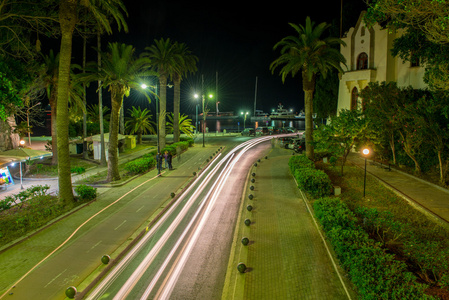 kos 夜间城市街道上