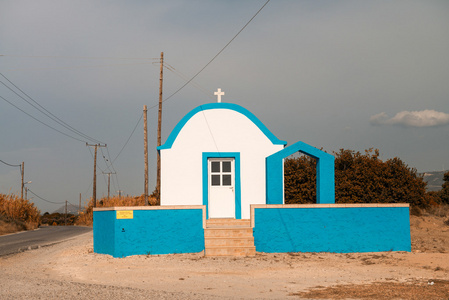 经典的蓝色和白色教堂，在希腊