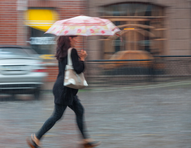 在下雨天在街上行走的人图片