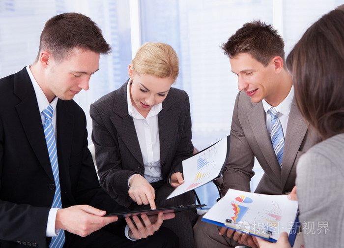 商界人士在办公室里讨论