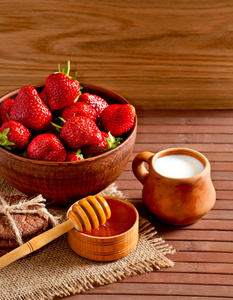 草莓 牛奶和蜂蜜的静物画