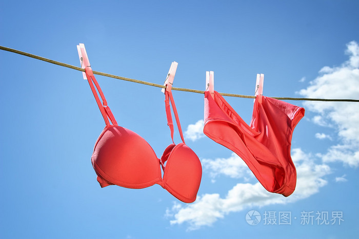挂在晾衣绳上的内衣
