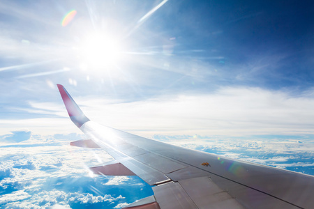 翅膀上面一架飞机在云层上面飞翔的翅膀照片