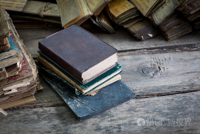 木桌上老式旧书籍