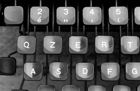 一台旧打字机某些键盘键