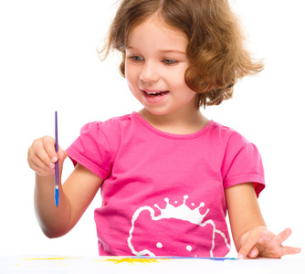 小女孩画的水粉画