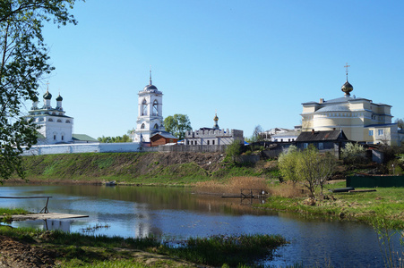 在 mstere 中虔诚地 bogoyavlenskiy 男修道院