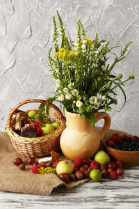 静物花和浆果木制的桌子上