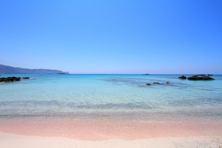 与水晶水域 elafonisi 克里特岛的粉色沙滩
