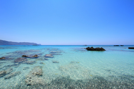 海景与晶体浅水域 elafonisi 克里特