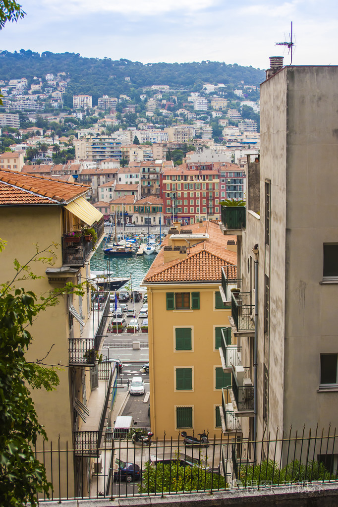 典型的城市景观,夏天的午后.沿着这条街的游客和市民