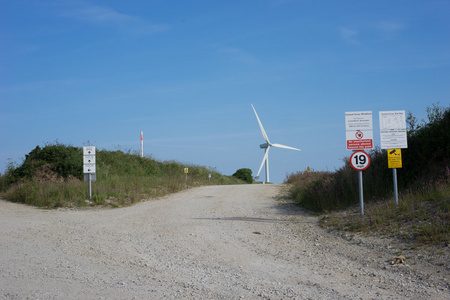 一个风力发电场出入口道路图片