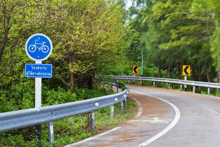 自行车在泰国海滩的道路上的标志