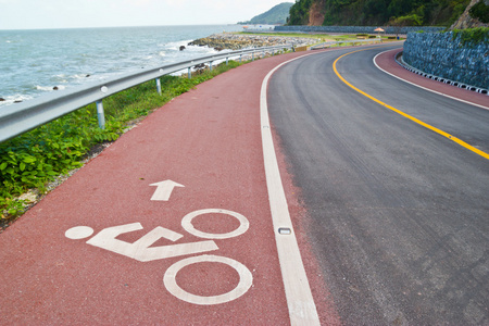 自行车在泰国海滩的道路上的标志