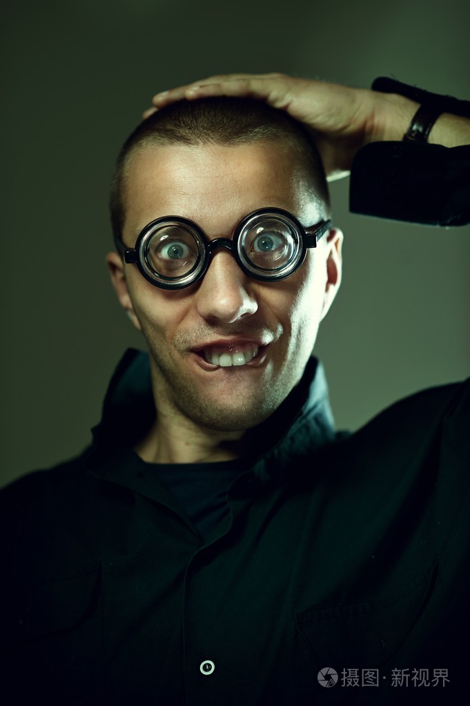 戴眼镜的书呆子家伙照片-正版商用图片1g20w5-摄图新视界