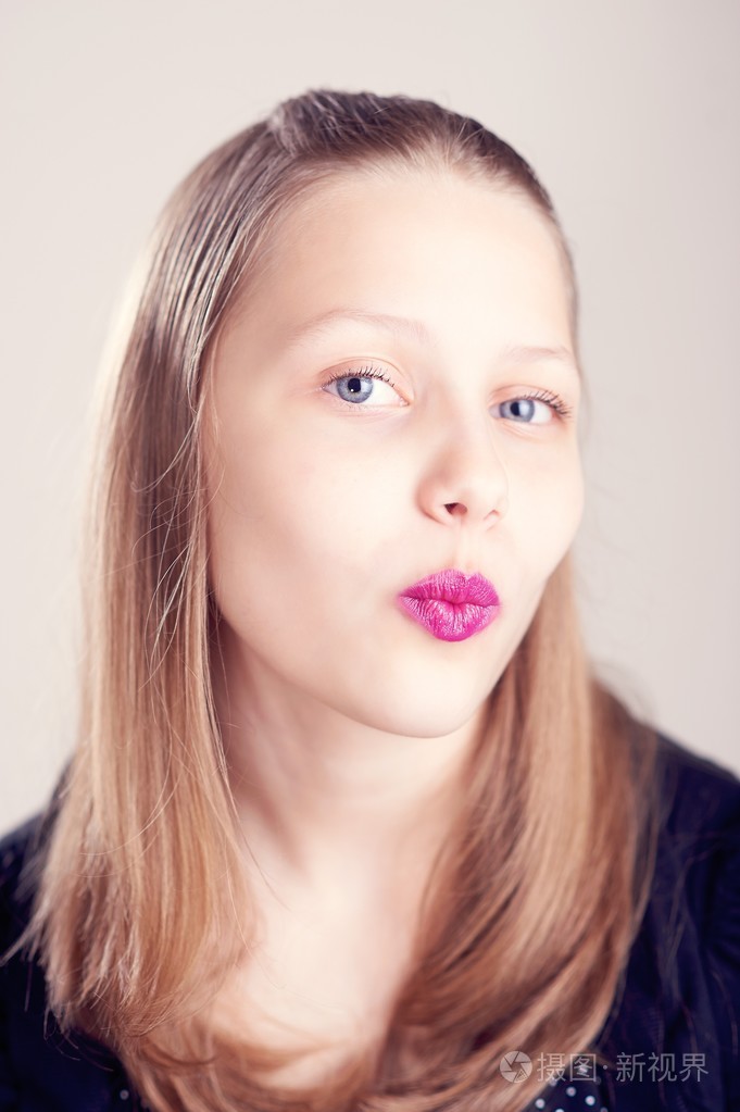 十几岁的女孩可爱的鬼脸