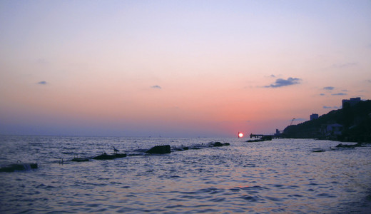 夏天海同小波浪落日