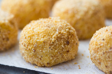 意大利开胃菜 arancini，酿肉油的饭团