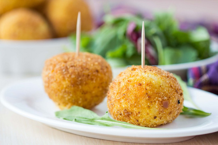 意大利开胃菜 arancini，酿肉油的饭团