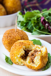 意大利开胃菜 arancini，酿肉油的饭团