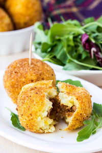 意大利开胃菜 arancini，酿肉油的饭团