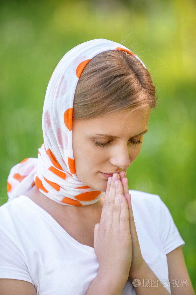 小,伤心的女孩低头