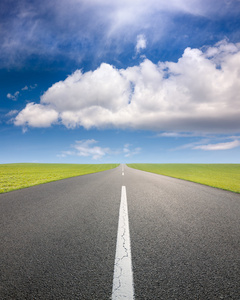 在空旷的路上穿过田野