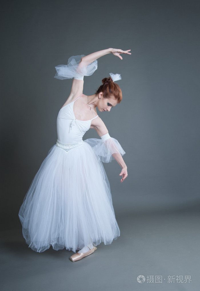 在灰色的背景上的芭蕾舞演员