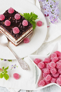 蛋糕和树莓糖果