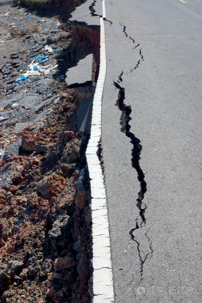 裂缝和沥青路面因地震的侵蚀