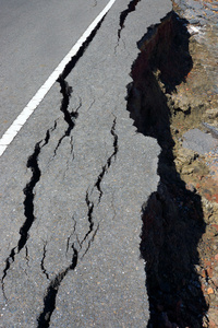 裂缝和沥青路面因地震的侵蚀