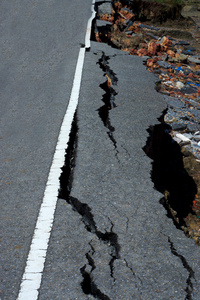 裂缝和沥青路面因地震的侵蚀