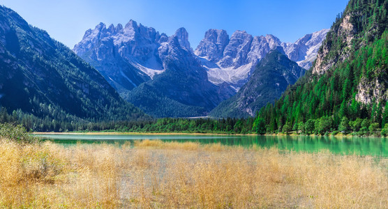 宁静的夏天意大利多洛米蒂山湖图片
