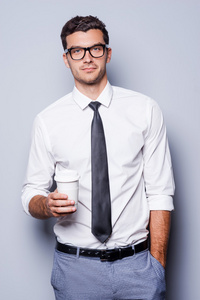 男人穿着衬衫和领带拿着杯咖啡